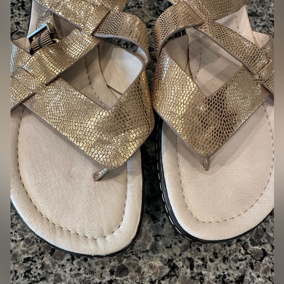 Donald J. Pliner Thong Sandals in Gold, Size 9M - Picture 13 of 14